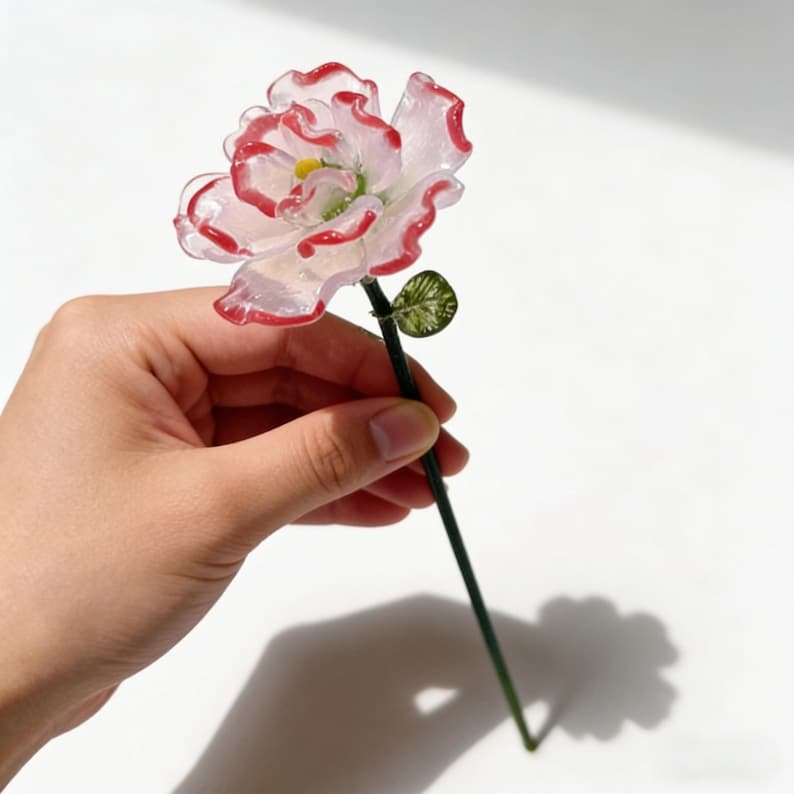 Handgeblasene Glaspfingstrose, rosa Farbverlauf, rote Ränder, 20 cm