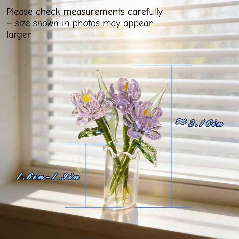 Mundgeblasene Glasschmetterlingsorchidee mit Lotusblatt, handwerkliche Blumenskulptur in Glasvase, elegantes Wohndekor
