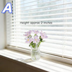Mundgeblasene Glasschmetterlingsorchidee mit Lotusblatt, handwerkliche Blumenskulptur in Glasvase, elegantes Wohndekor
