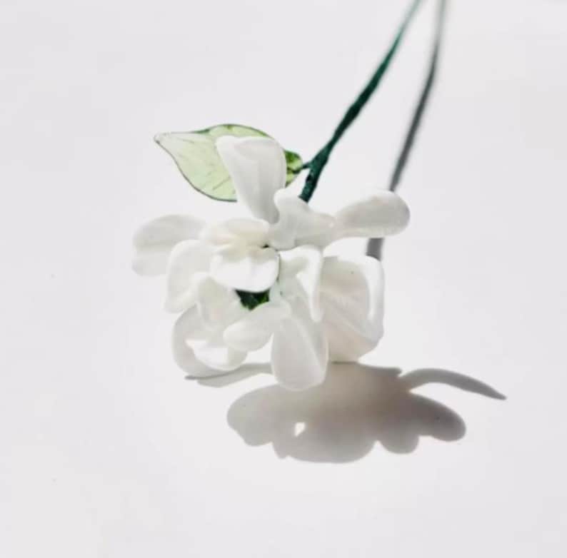 Weiße Glasdahlie - handgefertigte Dekoration, 20 cm