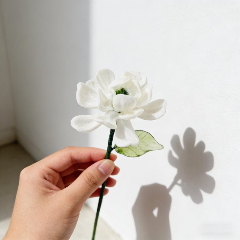 Weiße Glasdahlie - handgefertigte Dekoration, 20 cm