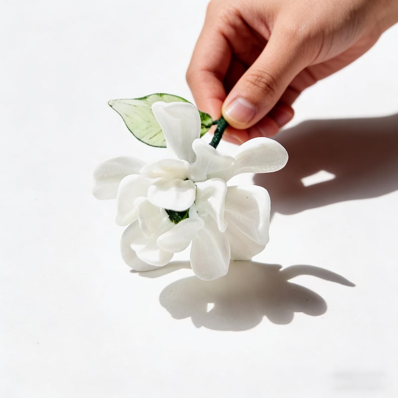 Weiße Glasdahlie - handgefertigte Dekoration, 20 cm