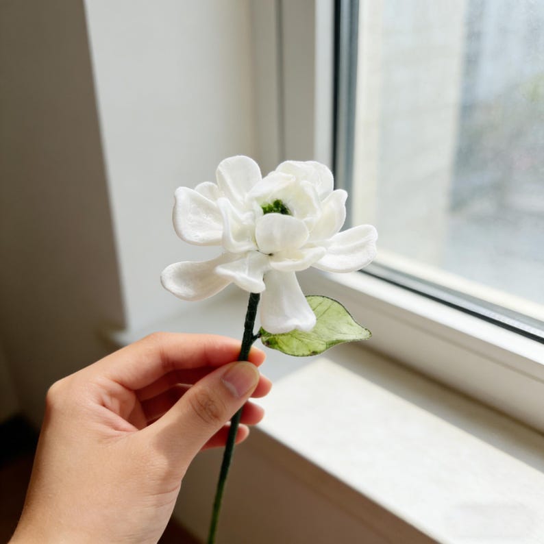 Weiße Glasdahlie - handgefertigte Dekoration, 20 cm