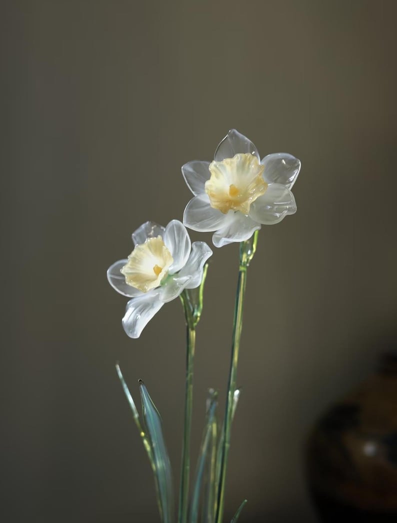 Kunstglas-Narzissenfigur, handgefertigte Blumenskulptur, Frühlingsdekoration, 35 cm, 2 Blüten, 6-7 Blätter