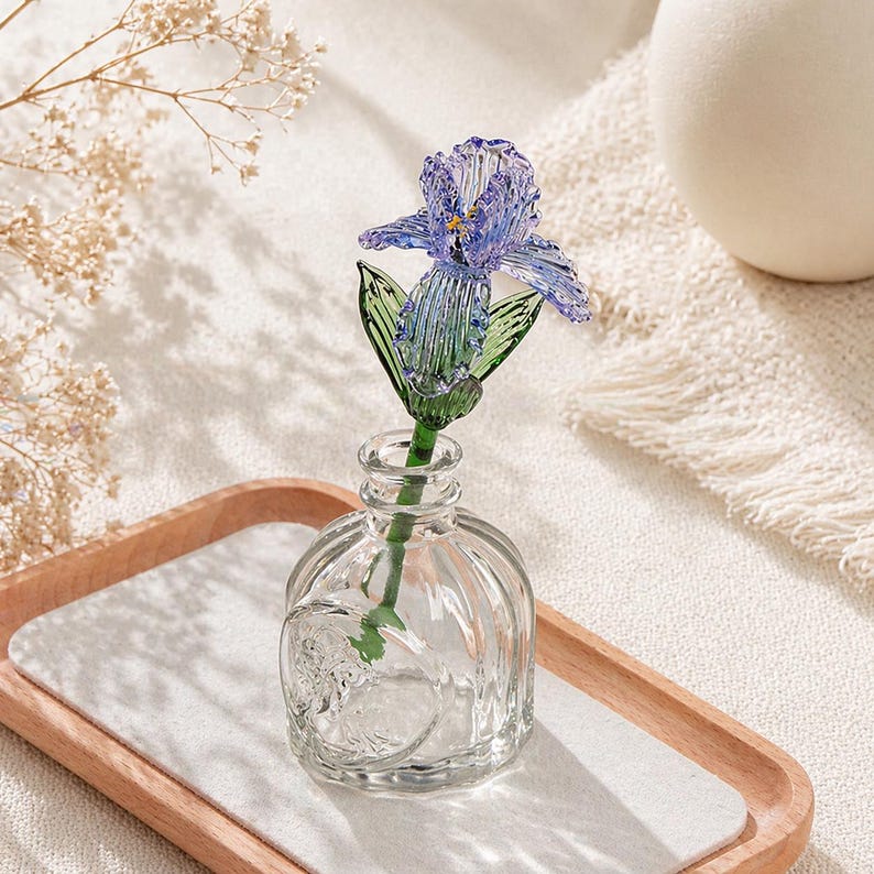 Glas Blumenvase mit Ewigblume, elegantes Blumendekor, Beileid Geschenk