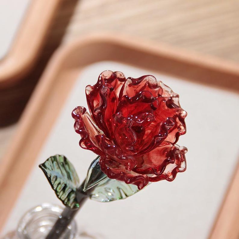 Glas Blumenvase mit Ewigblume, elegantes Blumendekor, Beileid Geschenk