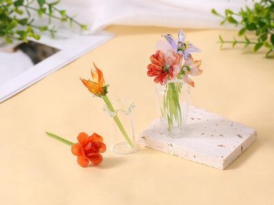 Mundgeblasene Glasblumen, glänzend, durchscheinend, mit Farbverläufen, einzelne Stiele, perfekt zur Dekoration von Wohnräumen.