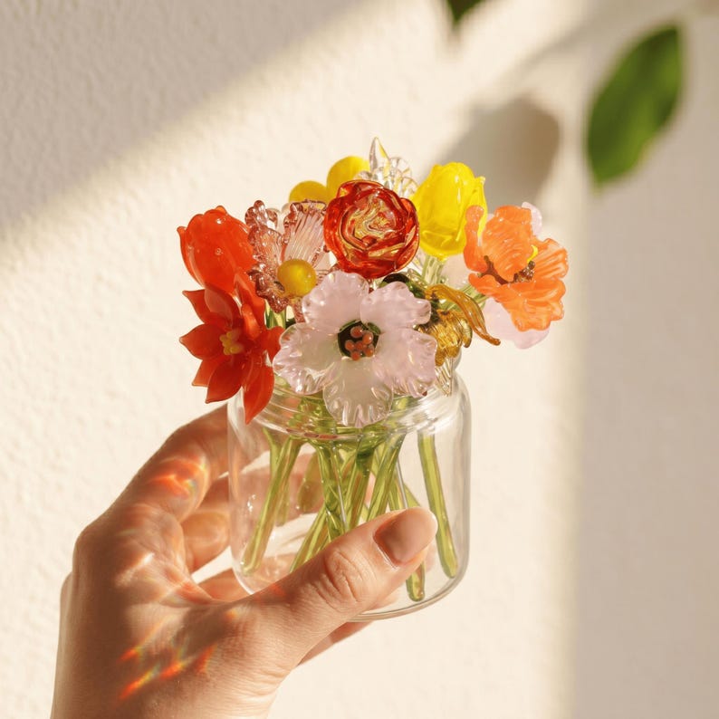 Handgefertigte Glasblumensträuße, sonnenbeschienene Fensterdekorationen