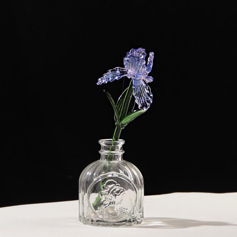 Glas Blumenvase mit Ewigblume, elegantes Blumendekor, Beileid Geschenk