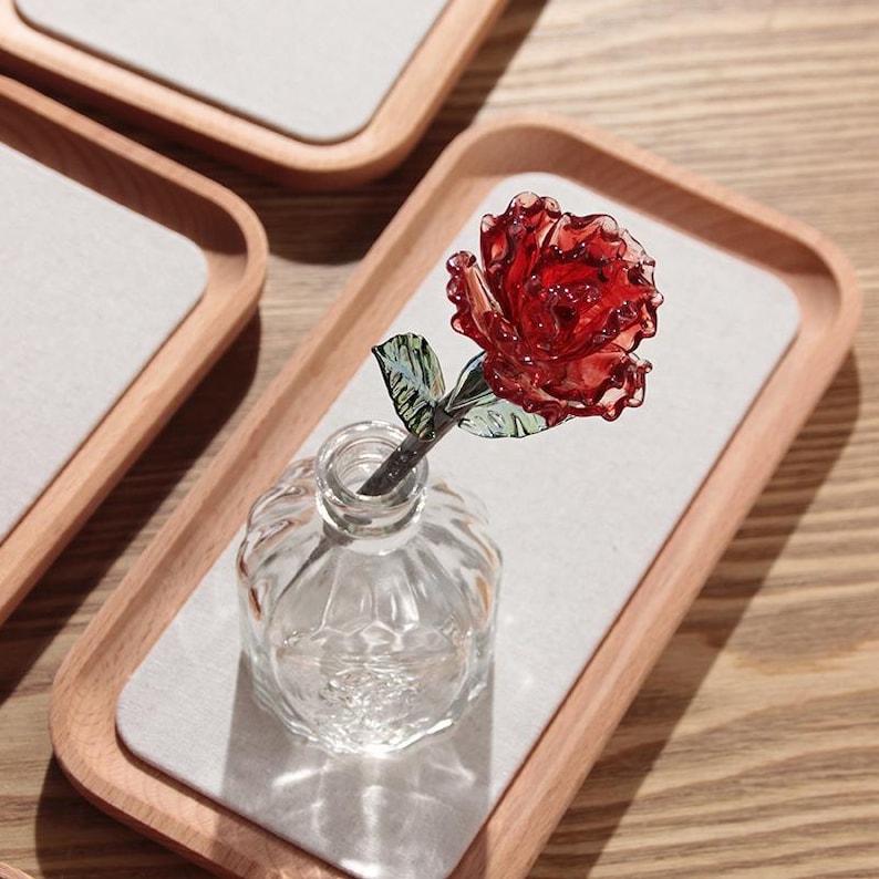 Glas Blumenvase mit Ewigblume, elegantes Blumendekor, Beileid Geschenk