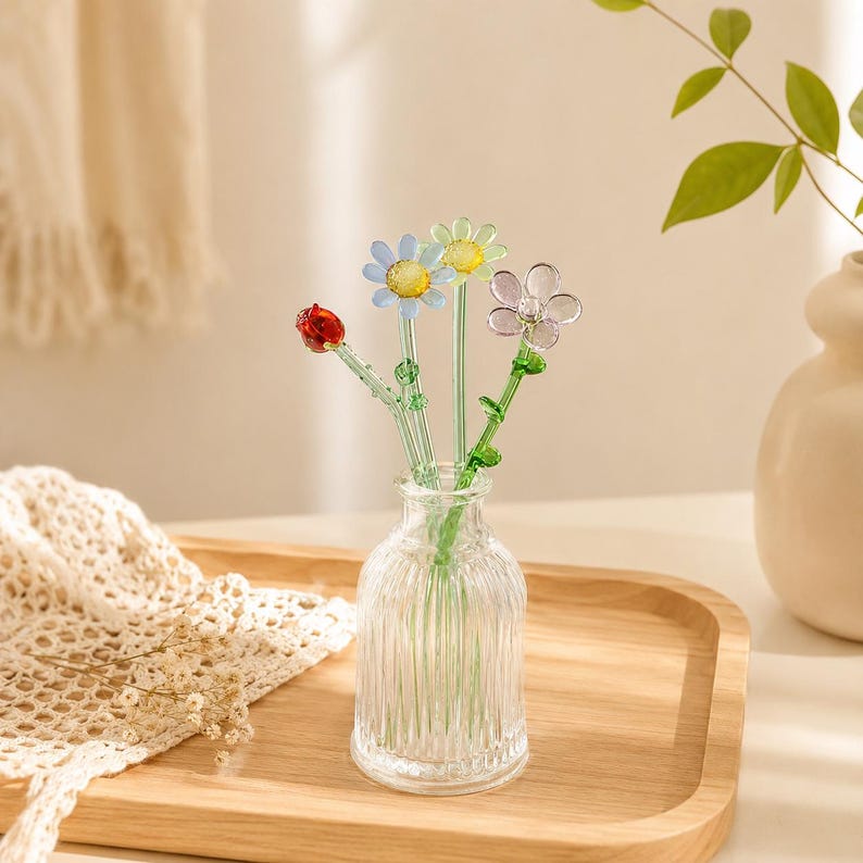 Bunte Glas Wildblumen Bouquet, handgefertigte Miniatur Blumenkunst, Cottagecore Tischdekoration