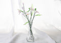 Glaskunst Blumenstrauß, handgefertigtes Lilienarrangement, Lampwork-Glas, elegantes Wohndekor