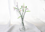 Glaskunst Blumenstrauß, handgefertigtes Lilienarrangement, Lampwork-Glas, elegantes Wohndekor