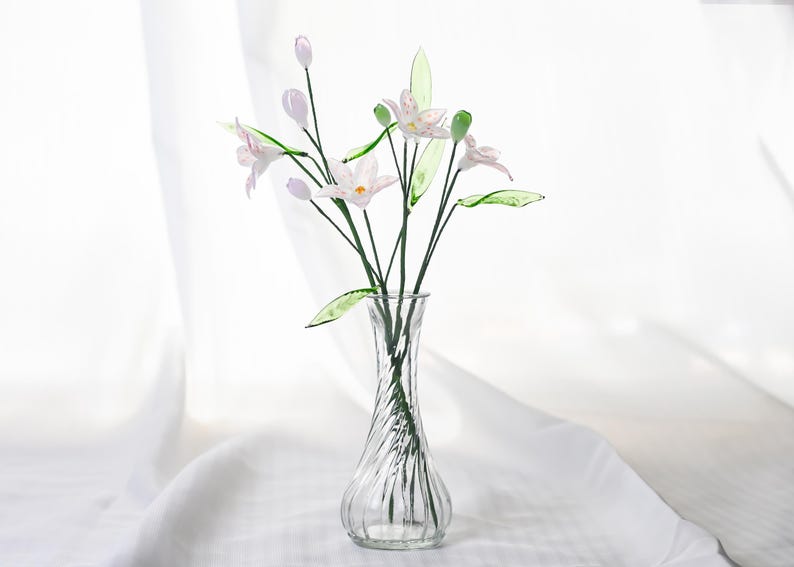 Glaskunst Blumenstrauß, handgefertigtes Lilienarrangement, Lampwork-Glas, elegantes Wohndekor