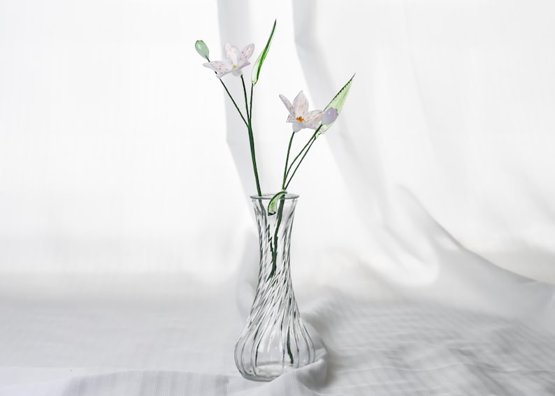 Glaskunst Blumenstrauß, handgefertigtes Lilienarrangement, Lampwork-Glas, elegantes Wohndekor
