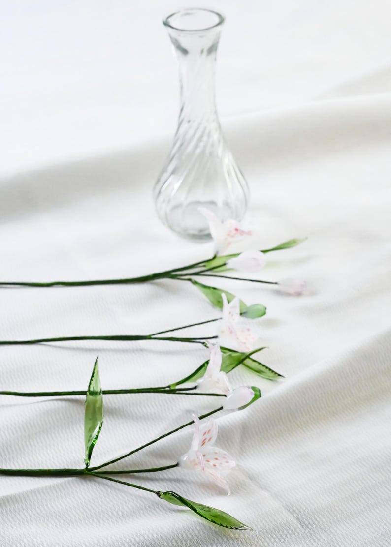 Glaskunst Blumenstrauß, handgefertigtes Lilienarrangement, Lampwork-Glas, elegantes Wohndekor