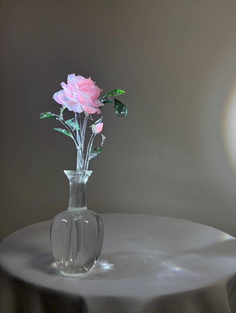 Rosa Glasrose in Vase, handgefertigter Glasblumenstrauß, Mini-Blumenfigur, Schreibtischdekoration