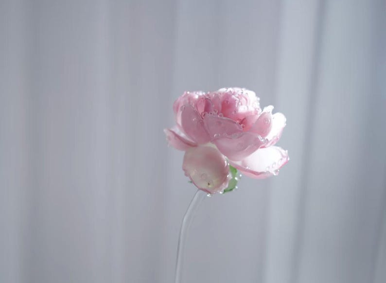 Rosa Glasrose in Vase, handgefertigter Glasblumenstrauß, Mini-Blumenfigur, Schreibtischdekoration