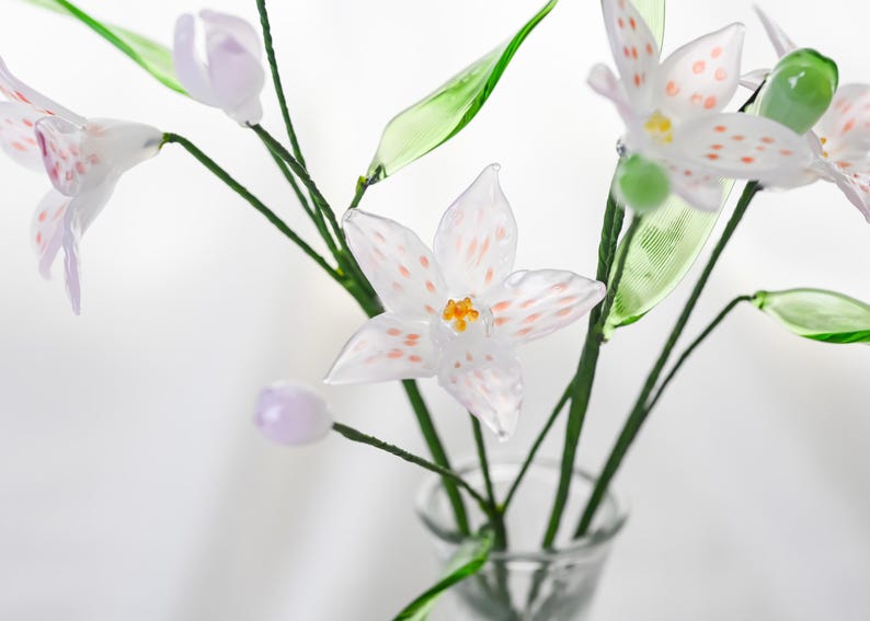 Glaskunst Blumenstrauß, handgefertigtes Lilienarrangement, Lampwork-Glas, elegantes Wohndekor