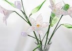 Glaskunst Blumenstrauß, handgefertigtes Lilienarrangement, Lampwork-Glas, elegantes Wohndekor