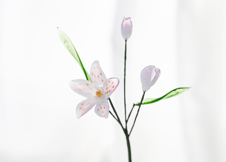 Glaskunst Blumenstrauß, handgefertigtes Lilienarrangement, Lampwork-Glas, elegantes Wohndekor