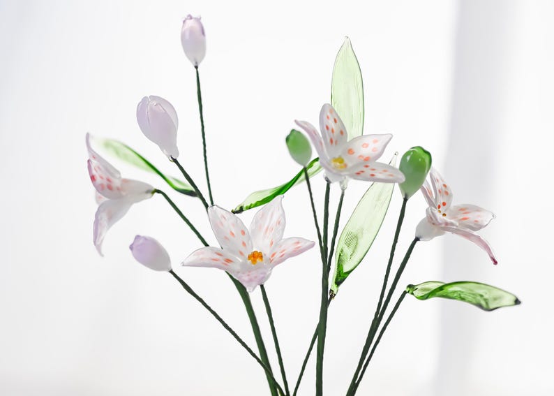 Glaskunst Blumenstrauß, handgefertigtes Lilienarrangement, Lampwork-Glas, elegantes Wohndekor
