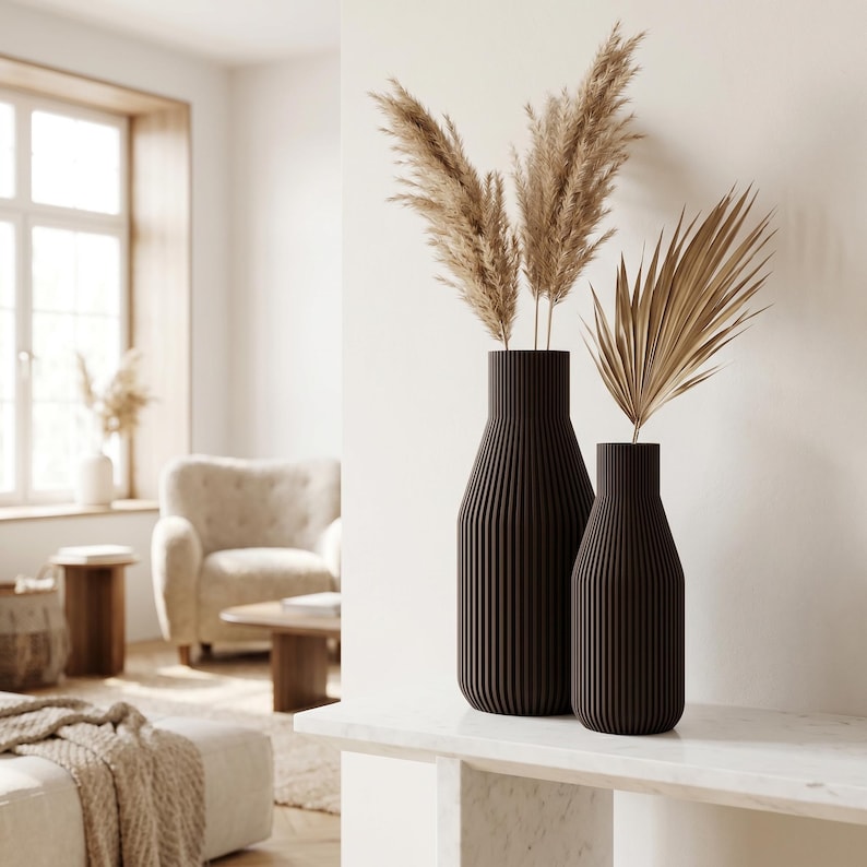 Minimal Vase mit feinen Rillen – Schlanke Flaschenform, Mattes Finish, 3D Druck, Höhen 11–25 cm