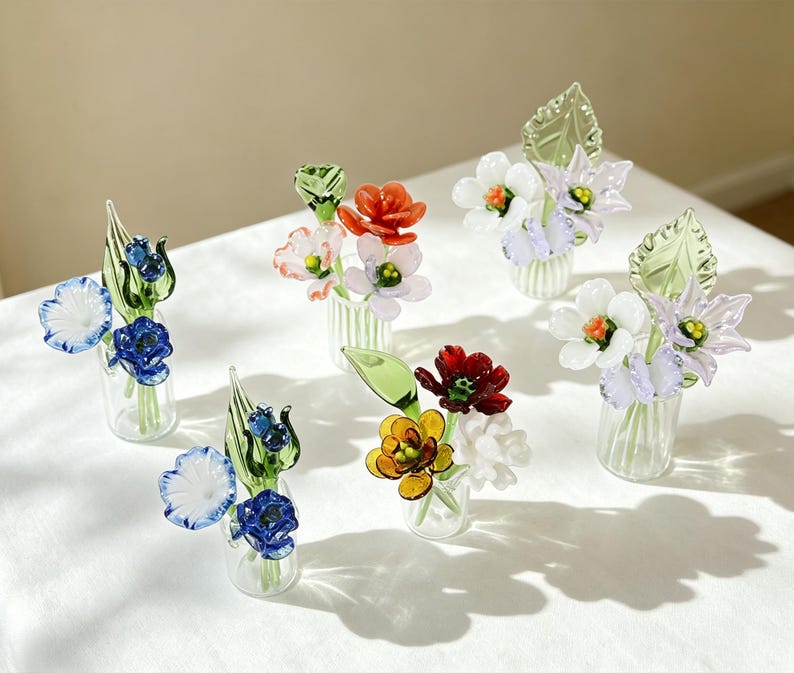 Mundgeblasener Glasblumenstrauß mit Mini-Vase - Handgefertigte Schreibtischdekoration