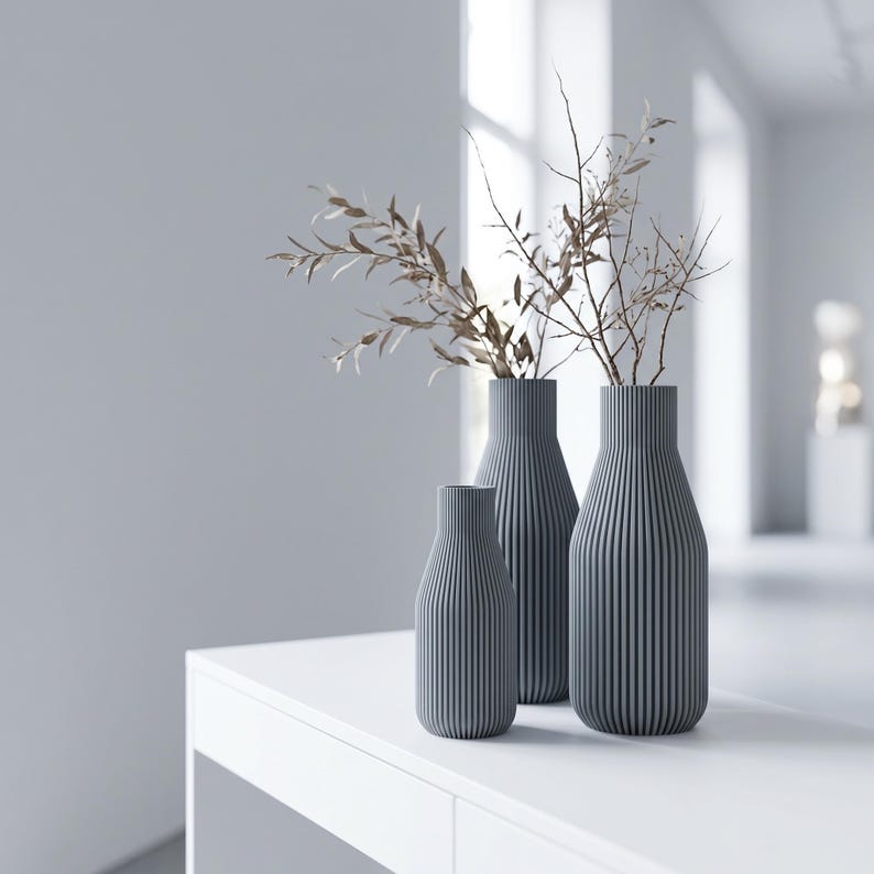 Minimal Vase mit feinen Rillen – Schlanke Flaschenform, Mattes Finish, 3D Druck, Höhen 11–25 cm