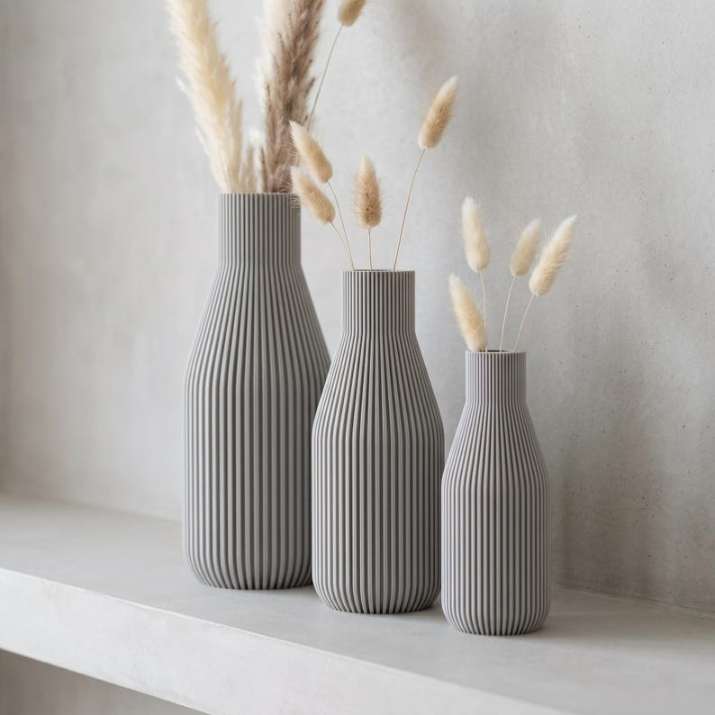 Minimal Vase mit feinen Rillen – Schlanke Flaschenform, Mattes Finish, 3D Druck, Höhen 11–25 cm