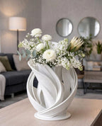 Moderne Skulpturvase, wellenförmiges Deko-Objekt, mattes Weiß, elegantes abstraktes Kunstwerk für Wohnzimmer, Büro